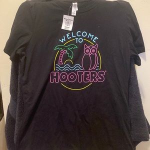 Black “Welcome to Hooters” T shirt